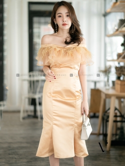 ชุดออกงาน/ชุดไปงานแต่งงานสีทอง เสื้อเปิดไหล่แต่งขนนก + กระโปรงสั้นทรงหางปลา