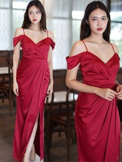 ชุดออกงานสีแดง เดรสยาวสายเดี่ยวคล้องไหล่ กระโปรงยาวผ่าหน้า แนวเรียบหรูดูแพง ชุดราตรี ชุดไปงานแต่งงาน ชุดออกงาน