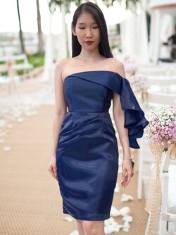 ชุดราตรี ชุดออกงาน ชุดไปงานแต่งงานสีน้ำเงินกรมท่า ไหล่เฉียงข้างแต่งระบายผ้าไหมแก้ว ชุดทรงเข้ารูป กระโปรงสั้นทรงสอบ