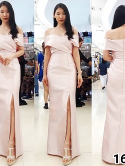 ชุดราตรีออกงานยาวสีชมพู ทรงเปิดไหล่ไขว์หน้า กระโปรงยาวผ่าหน้า