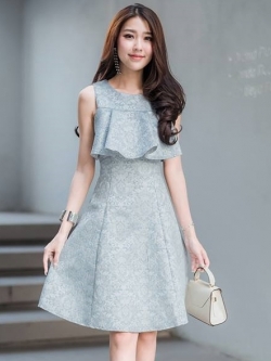 ชุดเดรสสั้นสีฟ้าอมเทา เว้าหัวไหล่แต่งระบาย ผ้าพิมพ์ลาย เรียบหรู ดูดี ชุดนี้เหมาะสำหรับใส่ไปงาน ไปงานแต่งกลางวัน