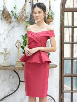 ชุดออกงานราตรีสีแดง เปิดไหล่ เอวระบาย กระโปรงทรงสอบ แนวเรียบหรู สวยดูสง่า