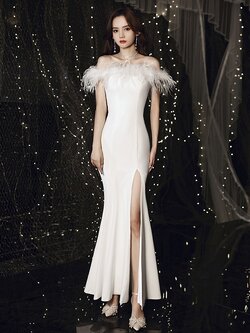 ชุดราตรียาวสีขาวปาดไหล่แต่งขนฟูๆ กระโปรงผ่าหน้าทรงหางปลา เรียบหรูดูแพง สวยหรูดูดี แบบสวยทันสมัย