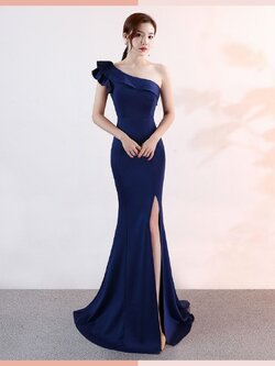 ชุดราตรี ชุดออกงาน ชุดไปงานแต่งงานสีน้ำเงินกรมท่า เดรสยาวไหล่เฉียง แนวเรียบหรู สวยหรู ดูดี