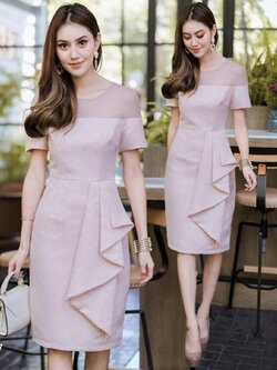 ชุดเดรสออกงานสีชมพู ทรงเข้ารูป ผ้าอัดลาย ช่วงไหล่ซีทรู เอวแต่งจีบ ทรงเข้ารูป เรียบหรู สวย ดูดี ใส่เป็นชุดราตรี ชุดออกงาน ชุดไปงานแต่งงาน กลางวัน กลางคืน