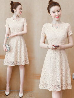 ชุดเดรสลูกไม้สีครีมเบจ แขนสั้น กระโปรงทรงบานคลุมเข่า แนวเรียบร้อย สวยดูดี ชุดเดรสทำงาน ชุดเดรสออกงาน ชุดเดรสไปงานแต่ง