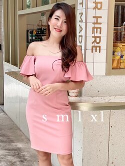 ชุดเดรสออกงานสีชมพู เปิดไหล่