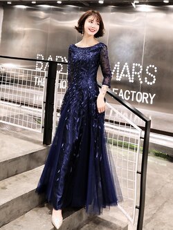 ชุดราตรียาวสีน้ำเงินกรมท่า เดรสออกงานปักลายใบไม้แขนสามส่วน กระโปรงทรงหางปลา เรียบหรูดูแพง สวยดูดี แบบสวยทันสมัย ใส่ออกงาน งานราตรี ไปงานแต่ง