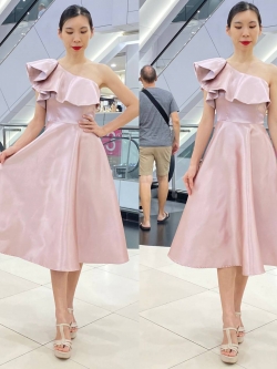 ชุดออกงานราตรีสั้นสีชมพู ไหล่เฉียงระบาย กระโปรงยาวคลุมเข่า เรียบหรูดูแพง สวยสง่า ใส่ออกงาน ไปงานราตรี ไปงานแต่งงาน