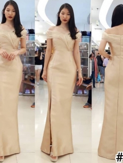 ชุดราตรียาวออกงานสีทอง ทรงเปิดไหล่ระบายแต่งผ้าไหมแก้ว กระโปรงยาวผ่าหน้า