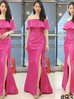 ชุดราตรียาวสีชมพูบานเย็น เปิดไหล่อกแต่งระบาย กระโปรงยาวเข้ารูปทรงหางปลา