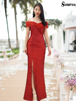 ชุดราตรียาวออกงานสีแดง ทรงเปิดไหล่ระบายแต่งผ้าไหมแก้ว กระโปรงยาวผ่าหน้า