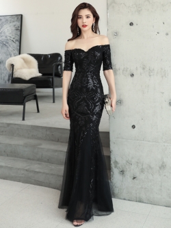 ชุดราตรียาวสีดำ เปิดไหล่ แขนสั้น เข้ารูป ผ้าปักเลื่อม เรียบหรู สวยดูดีมากๆ