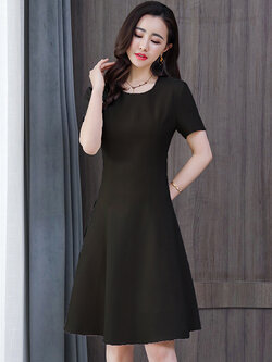 ชุดเดรสสั้นสีดำ แขนสั้น กระโปรงสั้นทรงบาน แนวเรียบร้อย สวยสุภาพ