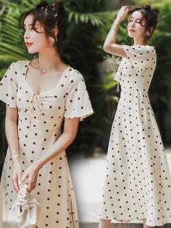 ชุดไปเที่ยวทะเล เดรสยาวลายจุดสีครีมเบจ