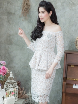 ชุดเดรสสั้นสีขาว ผ้าลูกไม้ ทรงเข้ารูป เปิดไหล่ เหมาะเป็น ชุดออกงานผู้ใหญ่ ชุดผู้ใหญ่ไปงานแต่งงาน ชุดแม่เจ้าสาว ชุดแม่เจ้าบ่าว ชุดงานหมั้น ชุดงานบวช ชุดผู้ใหญ่ไปงานแต่งกลางวัน ชุดเดรสผู้ใหญ่ ชุดไปงานแต่ง ชุดราตรี เรียบหรูดูแพง