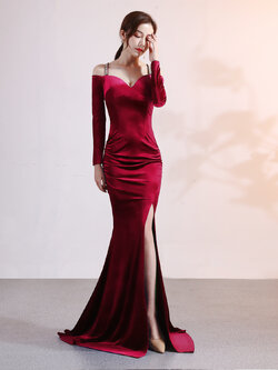 ชุดราตรียาวสีแดง แต่งสายเพชร แขนยาว ผ้ากำมะหยี แนวเรียบหรูดูแพง สวยดูดี เหมาะสำหรับชุดออกงานต่างๆ ชุดราตรี ชุดไปงานแต่งงาน ชุดงานประกวด งานรับรางวัล