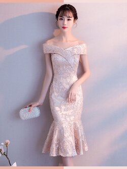 ชุดราตรี ชุดออกงาน ชุดไปงานแต่งงานสีครีมเบจ เดรสสั้นเปิดไหล่กระโปรงเข้ารูปทรงหางปลา แนวเรียบหรู สวยหรูดูแพง