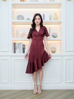 ชุดออกงานสีแดง คอวีแขนระบาย ชายกระโปรงระบายสวยเก๋ แนวเรียบร้อยสวยหรูดูแพง เหมาะสำหรับใส่เป็นชุดราตรี ชุดออกงาน ชุดไปงานแต่งงาน