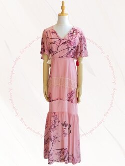 ชุดเดรสยาวสีชมพู ลายดอก กระโปรงยาวแต่งระบาย