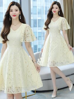 ชุดเดรสลูกไม้สีครีมเบจ แขนปีกระบาย กระโปรงทรงบานคลุมเข่า แขนยาว แนวเรียบร้อย สวยดูดี ชุดเดรสทำงาน ชุดเดรสออกงาน ชุดเดรสไปงานแต่ง