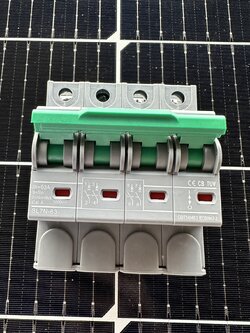 เบรกเกอร์ DC แบรนด์ SUNTREE SL7N-63 ขนาด 63A/4P 1000VDC