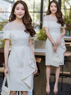ชุดเดรสออกงานสีครีมเบจ ทรงเข้ารูป ผ้าอัดลาย ช่วงไหล่ซีทรู แขนสั้น เอวแต่งจีบ เรียบหรู สวยดูดี ใส่เป็นชุดราตรี ชุดออกงาน ชุดไปงานแต่งงาน กลางวัน กลางคืน