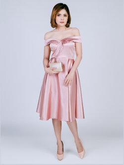 ชุดออกงานราตรีสั้นสีชมพู ไหล่แต่งผ้าตาข่าย กระโปรงทรงบานคลุมเข่า สวยหวาน เรียบหรูดูแพง สวยสง่า ใส่ออกงาน ไปงานราตรี ไปงานแต่งงาน