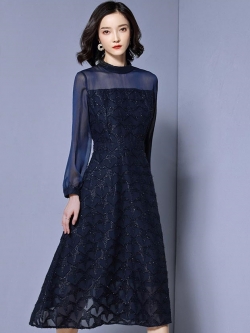 ชุดเดรสสั้นสีน้ำเงินกรมท่า ช่วงไหล่-แขนแต่งซีทรู กระโปรงสั้นทรงเอ ผ้าชีฟองอัดลาย