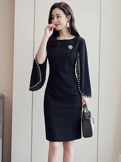 ชุดเดรสสั้นสีดำ แขนระบายแต่งมุก แนวเรียบหรู สวยสง่า ใส่ดูดีมากๆ