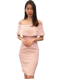 ชุดออกงานราตรี/ชุดไปงานแต่งงานสีชมพู เปิดไหล่แต่งระบาย ทรงเข้ารูป ผ้าพิมพ์ลายดอกไม้