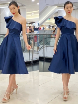 ชุดออกงานราตรีสั้นสีน้ำเงินกรมท่า ไหล่เฉียง แบบสวย เรียบหรูดูแพง