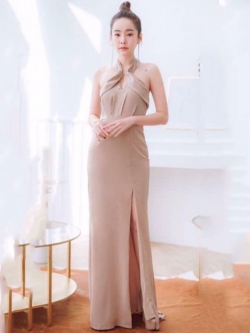 ชุดราตรี ชุดออกงาน ชุดไปงานแต่งงานสีครีมเบจ คล้องคอ แต่งพินมุกอะไหล่ทองที่อก กระโปรงยาวผ่าหน้า