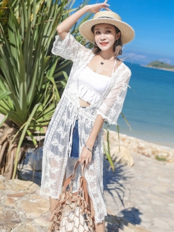 เสื้อคลุมชาดหาดสีขาวใส่เที่ยวทะเล เสื้อตัวยาวลายดอกไม้ แขนสั้น ผ้าลูกไม้