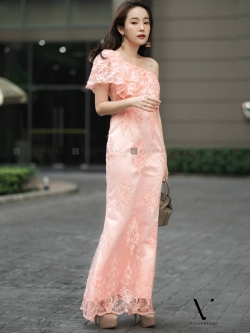 ชุดเดรสออกยาวลูกไม้สีชมพูโอรส ไหลเฉียงข้าง กระโปรงยาว ผ้าลูกไม้ปักดื้น