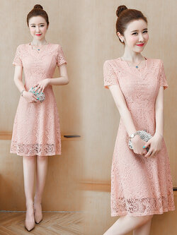 ชุดเดรสลูกไม้สีชมพูโอรส แขนสั้น กระโปรงทรงบานคลุมเข่า แนวเรียบร้อย สวย ดูดี ชุดเดรสทำงาน ชุดเดรสออกงาน ชุดเดรสไปงานแต่ง