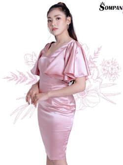 ชุดราตรี ชุดไปงานแต่งงาน ชุดเดรสออกงานสั้นสีชมพู ทรงเอเข้ารูป แขนระบาย แนวเรียบหรู