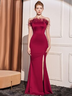 ชุดราตรียาวสีแดง เกาะอกแต่งขนนก กระโปรงผ่าหน้าทรงหางปลา เรียบหรูดูแพง สวยหรูดูดี แบบสวยทันสมัย