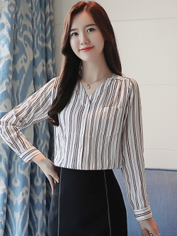 เสื้อเชิ้ตทำงานผู้หญิงสีขาวลายทาง คอวี กระดุมหน้า แขนยาว แต่งกระเป๋า