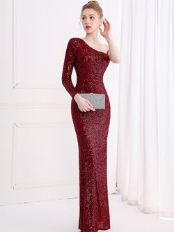 ชุดราตรียาวสีแดง ไหล่เฉียงข้างแขนยาว ผ้าปักเลื่อม สวยๆ เรียบหรูดูแพง ชุดราตรีผ้ากลิตเตอร์ วิ้งๆ สวยหรู ชุดไปงานแต่งงาน ชุดงานประกวด งานรับรางวัล