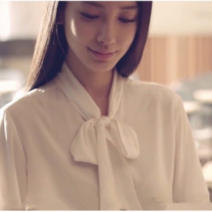 เสื้อเชิ้ตทำงานผู้หญิงสีขาว ผ้าชีฟอง เนื้อผ้ามีน้ำหนักสวมใส่ลื่นสบาย ที่คอเสื้อผูกโบว์ ดูหวานมากขึ้น