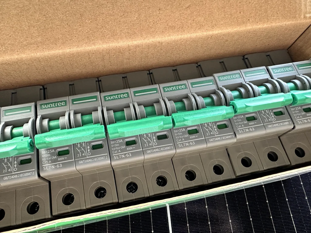 เบรกเกอร์ DC แบรนด์ SUNTREE SL7N-63 ขนาด 32A/2P 800VDC เบรกเกอร์ DC แบรนด์ SUNTREE SL7N-63 ขนาด 32A/2P 800VDC