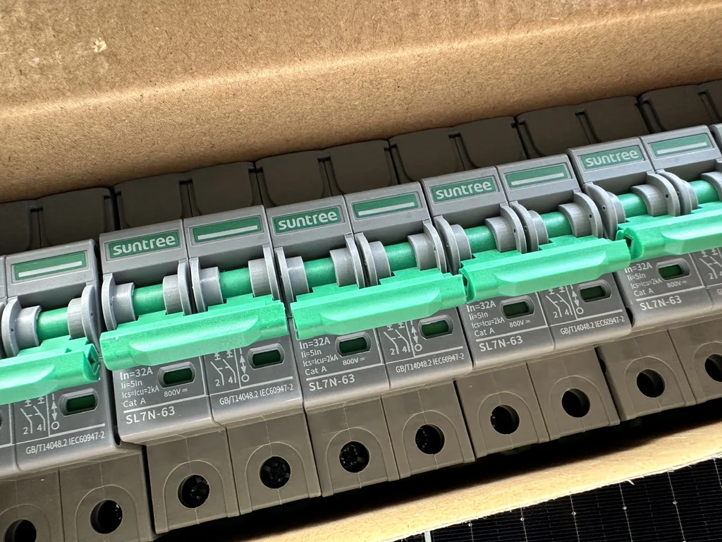 เบรกเกอร์ DC แบรนด์ SUNTREE SL7N-63 ขนาด 25A/2P 800VDC เบรกเกอร์ DC แบรนด์ SUNTREE SL7N-63 ขนาด 25A/2P 800VDC