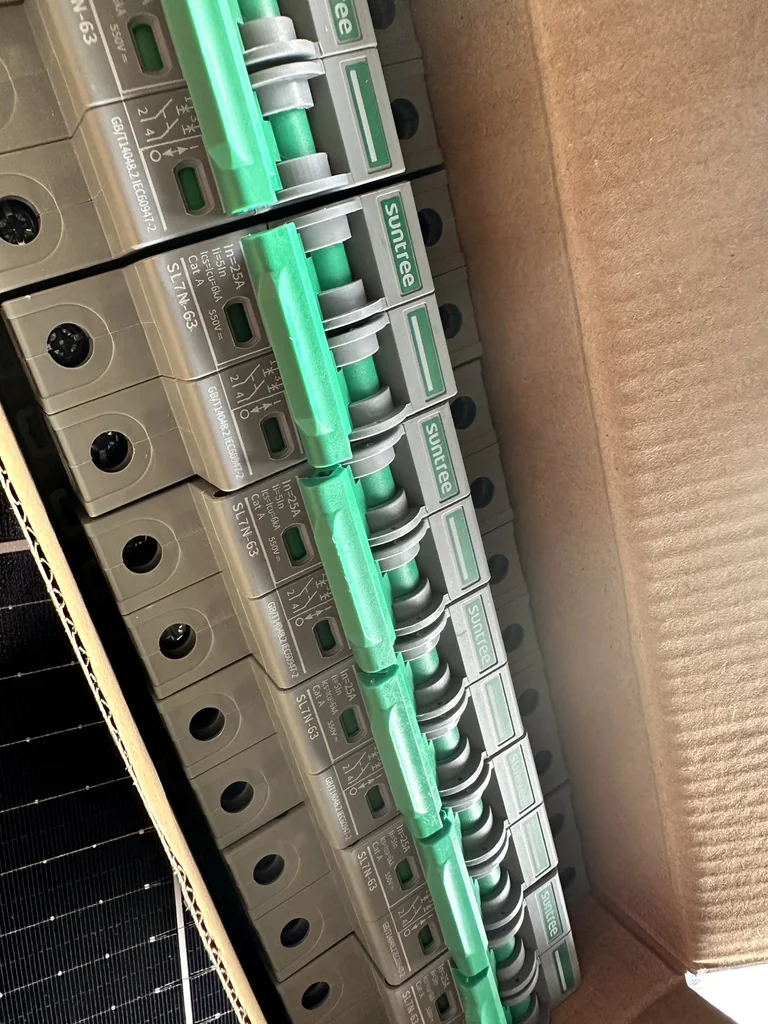 เบรกเกอร์ DC แบรนด์ SUNTREE SL7N-63 ขนาด 25A/2P 550VDC เบรกเกอร์ DC แบรนด์ SUNTREE SL7N-63 ขนาด 25A/2P 550VDC