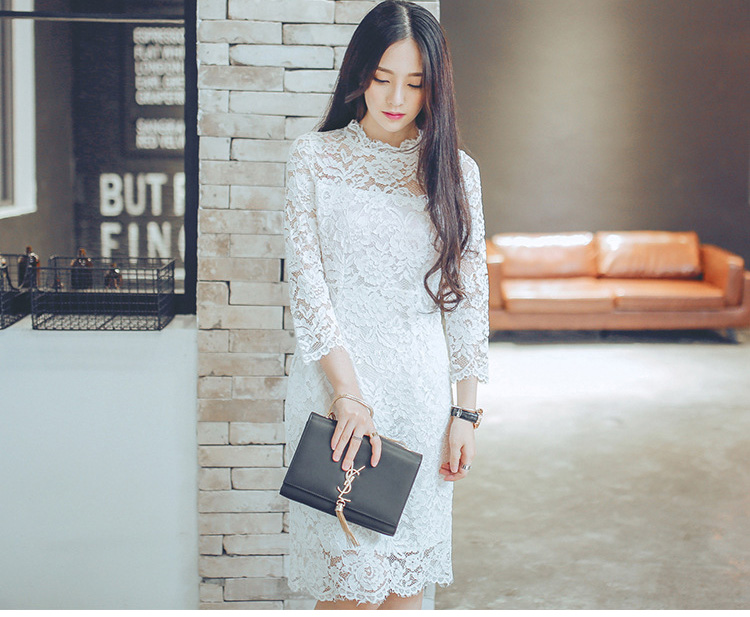 ชุดเดรสสั้นสีขาว ผ้าลูกไม้ ทรงตรงเข้ารูป แขนยาว ลุคสวยหวาน เรียบๆ สวยหรู ใส่เป็นชุดออกงาน ชุดทำงาน ชุดลำลองน่ารักๆ
