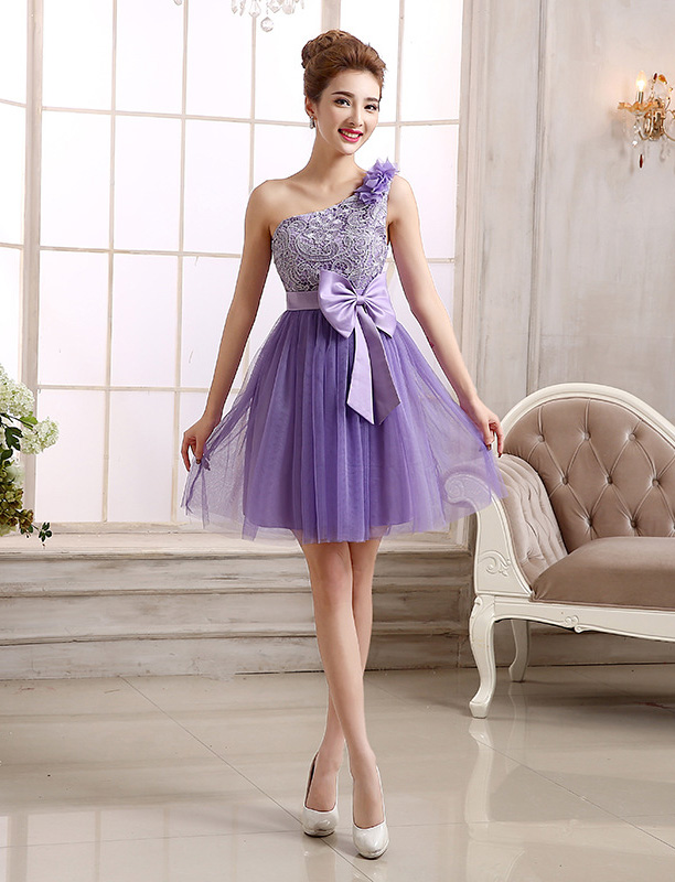 ชุดราตรีสั้น สีม่วง ไหล่เฉียงข้างแต่งดอกไม้
