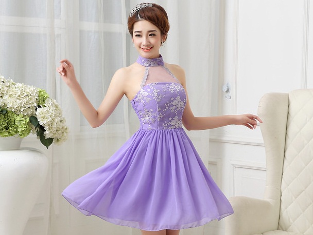 ชุดราตรีสั้น สีม่วง สายคล้องคอแต่งลูกไม้เก๋ๆ
